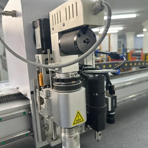 CORTADORA VIBRATORIA REDSUN CNC 160X250CM HERRAMIENTA DE CORTE, ALIMENTACION AUTOMATICA, CUATRO BOMBAS DE SUCCION  2.2KW