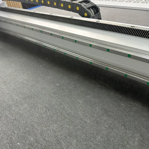CORTADORA VIBRATORIA REDSUN CNC 160X250CM HERRAMIENTA DE CORTE, ALIMENTACION AUTOMATICA, CUATRO BOMBAS DE SUCCION  2.2KW