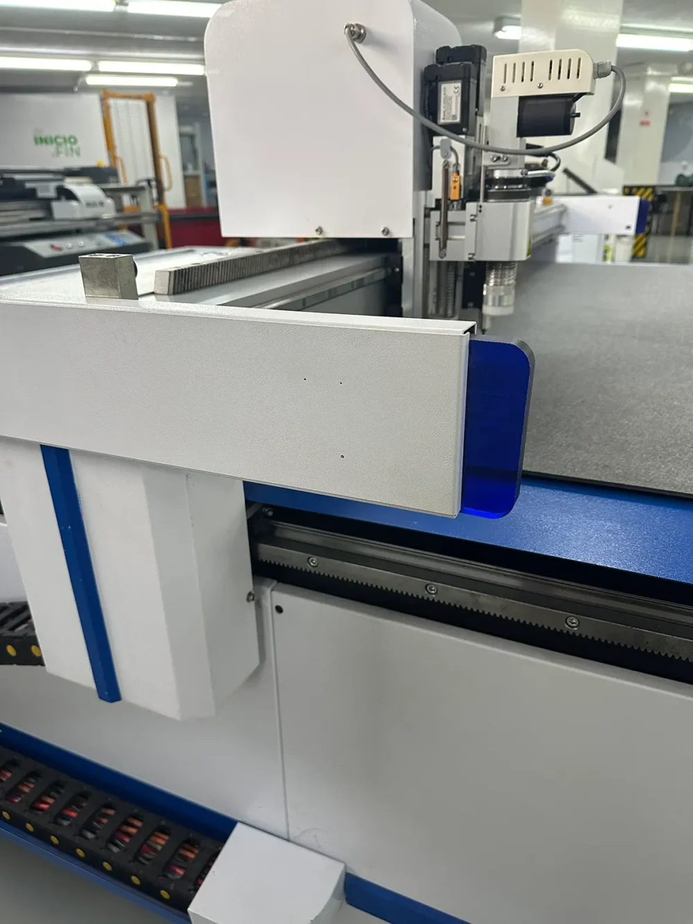 CORTADORA VIBRATORIA REDSUN CNC 160X250CM HERRAMIENTA DE CORTE, ALIMENTACION AUTOMATICA, CUATRO BOMBAS DE SUCCION  2.2KW