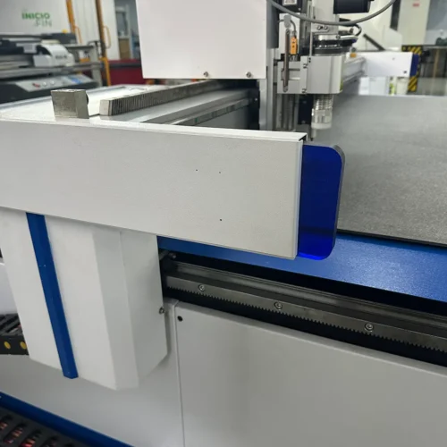 CORTADORA VIBRATORIA REDSUN CNC 160X250CM HERRAMIENTA DE CORTE, ALIMENTACION AUTOMATICA, CUATRO BOMBAS DE SUCCION  2.2KW